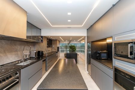 Apartamento à venda com 250m², 4 quartos e 4 vagas Apartamento à venda com 250m², 4 quartos e 4 vagasCozinha
