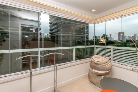 Apartamento à venda com 250m², 4 quartos e 4 vagas Apartamento à venda com 250m², 4 quartos e 4 vagasVaranda da Suíte 1