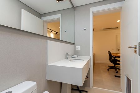 Apartamento à venda com 250m², 4 quartos e 4 vagas Apartamento à venda com 250m², 4 quartos e 4 vagasBanheiro da Suíte 4