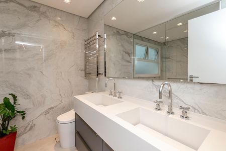 Apartamento à venda com 250m², 4 quartos e 4 vagas Apartamento à venda com 250m², 4 quartos e 4 vagasBanheiro da Suíte 1
