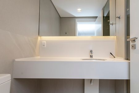 Apartamento à venda com 250m², 4 quartos e 4 vagas Apartamento à venda com 250m², 4 quartos e 4 vagasBanheiro da Suíte 2