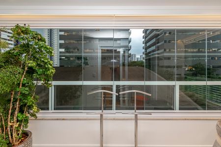 Apartamento à venda com 250m², 4 quartos e 4 vagas Apartamento à venda com 250m², 4 quartos e 4 vagasVaranda da Suíte 1