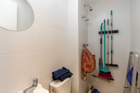 Apartamento à venda com 250m², 4 quartos e 4 vagas Apartamento à venda com 250m², 4 quartos e 4 vagasBanheiro de Serviço