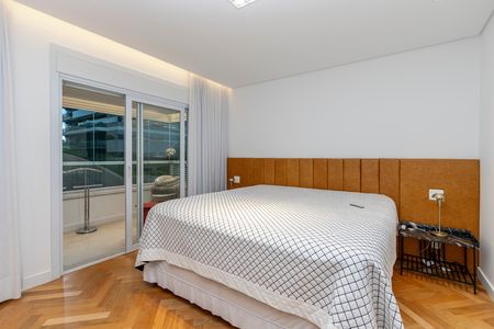 Apartamento à venda com 250m², 4 quartos e 4 vagas Apartamento à venda com 250m², 4 quartos e 4 vagasSuíte 1