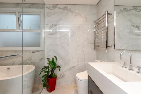 Apartamento à venda com 250m², 4 quartos e 4 vagas Apartamento à venda com 250m², 4 quartos e 4 vagasBanheiro da Suíte 1