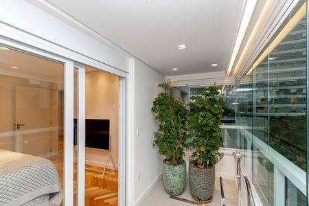 Apartamento à venda com 250m², 4 quartos e 4 vagas Apartamento à venda com 250m², 4 quartos e 4 vagasVaranda da Suíte 1