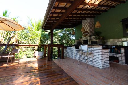 Casa de condomínio à venda com 270m², 3 quartos e 8 vagas Casa de condomínio à venda com 270m², 3 quartos e 8 vagasÁrea Externa