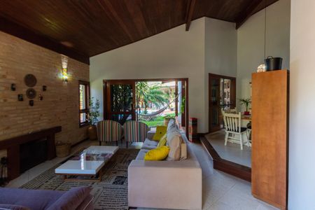 Casa de condomínio à venda com 270m², 3 quartos e 8 vagas Casa de condomínio à venda com 270m², 3 quartos e 8 vagasSala