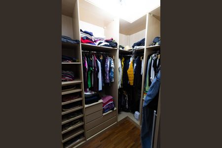 Casa de condomínio à venda com 270m², 3 quartos e 8 vagas Casa de condomínio à venda com 270m², 3 quartos e 8 vagasCloset