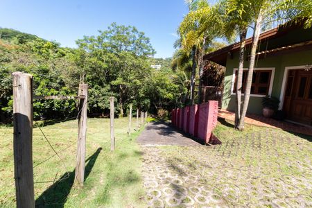 Casa de condomínio à venda com 270m², 3 quartos e 8 vagas Casa de condomínio à venda com 270m², 3 quartos e 8 vagasÁrea Externa