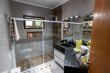 Casa de condomínio à venda com 270m², 3 quartos e 8 vagas Casa de condomínio à venda com 270m², 3 quartos e 8 vagasBanheiro da Suíte