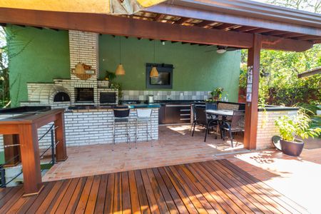 Casa de condomínio à venda com 270m², 3 quartos e 8 vagas Casa de condomínio à venda com 270m², 3 quartos e 8 vagasÁrea Externa