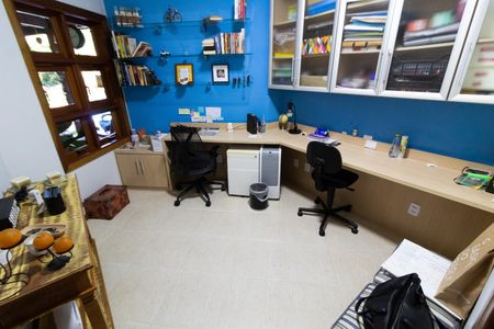 Casa de condomínio à venda com 270m², 3 quartos e 8 vagas Casa de condomínio à venda com 270m², 3 quartos e 8 vagasEscritório