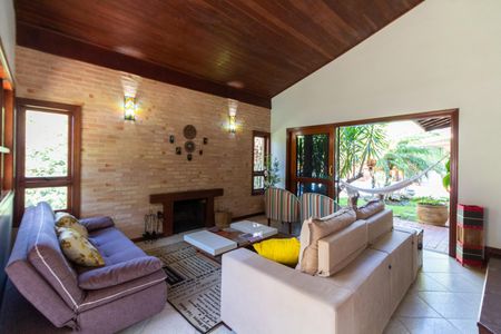 Casa de condomínio à venda com 270m², 3 quartos e 8 vagas Casa de condomínio à venda com 270m², 3 quartos e 8 vagasSala