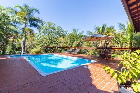 Casa de condomínio à venda com 270m², 3 quartos e 8 vagas Casa de condomínio à venda com 270m², 3 quartos e 8 vagasÁrea Externa