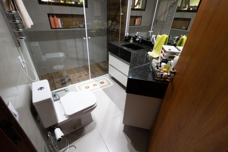 Casa de condomínio à venda com 270m², 3 quartos e 8 vagas Casa de condomínio à venda com 270m², 3 quartos e 8 vagasBanheiro da Suíte