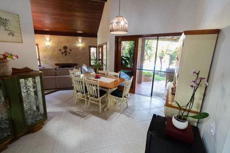 Casa de condomínio à venda com 270m², 3 quartos e 8 vagas Casa de condomínio à venda com 270m², 3 quartos e 8 vagasCopa