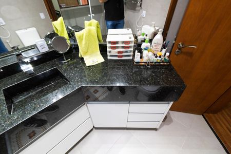 Casa de condomínio à venda com 270m², 3 quartos e 8 vagas Casa de condomínio à venda com 270m², 3 quartos e 8 vagasBanheiro da Suíte