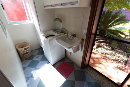 Casa de condomínio à venda com 270m², 3 quartos e 8 vagas Casa de condomínio à venda com 270m², 3 quartos e 8 vagasÁrea de Serviço