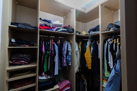 Casa de condomínio à venda com 270m², 3 quartos e 8 vagas Casa de condomínio à venda com 270m², 3 quartos e 8 vagasCloset