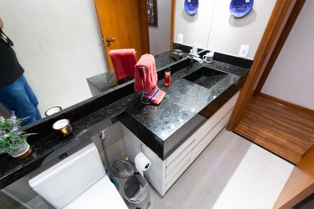 Casa de condomínio à venda com 270m², 3 quartos e 8 vagas Casa de condomínio à venda com 270m², 3 quartos e 8 vagasBanheiro Social