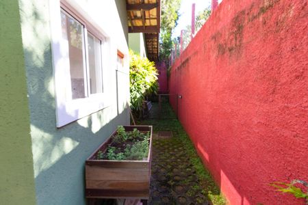 Casa de condomínio à venda com 270m², 3 quartos e 8 vagas Casa de condomínio à venda com 270m², 3 quartos e 8 vagasÁrea Externa