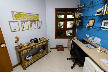 Casa de condomínio à venda com 270m², 3 quartos e 8 vagas Casa de condomínio à venda com 270m², 3 quartos e 8 vagasEscritório