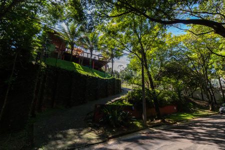 Casa de condomínio à venda com 270m², 3 quartos e 8 vagas Casa de condomínio à venda com 270m², 3 quartos e 8 vagasÁrea Externa