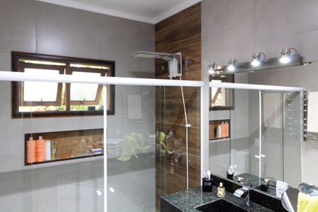 Casa de condomínio à venda com 270m², 3 quartos e 8 vagas Casa de condomínio à venda com 270m², 3 quartos e 8 vagasBanheiro da Suíte