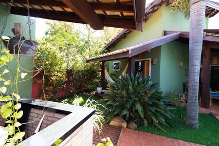 Casa de condomínio à venda com 270m², 3 quartos e 8 vagas Casa de condomínio à venda com 270m², 3 quartos e 8 vagasÁrea Externa