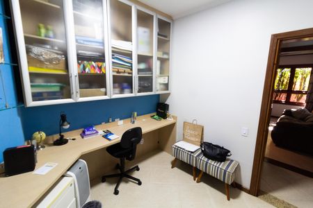 Casa de condomínio à venda com 270m², 3 quartos e 8 vagas Casa de condomínio à venda com 270m², 3 quartos e 8 vagasEscritório