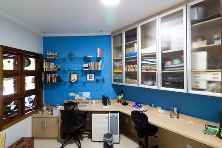 Casa de condomínio à venda com 270m², 3 quartos e 8 vagas Casa de condomínio à venda com 270m², 3 quartos e 8 vagasEscritório