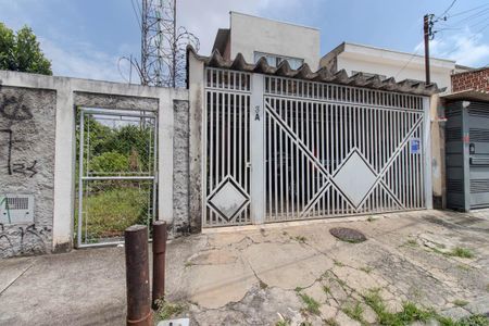 Casa à venda com 163m², 5 quartos e 2 vagas Casa à venda com 163m², 5 quartos e 2 vagasFachada