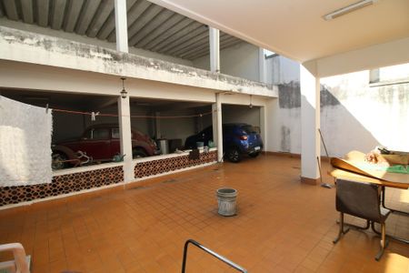 Casa à venda com 270m², 5 quartos e 6 vagasQuintal fundos