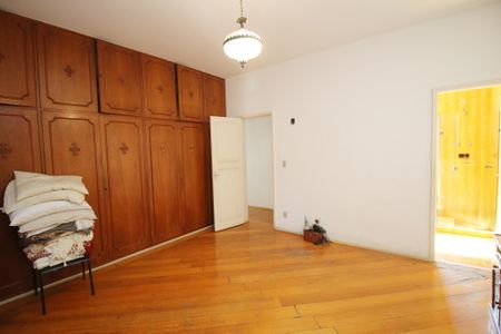 Casa à venda com 270m², 5 quartos e 6 vagasQuarto 1 Suíte