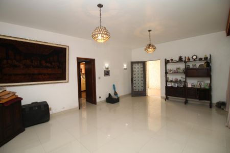 Casa à venda com 270m², 5 quartos e 6 vagasSala