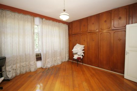 Casa à venda com 270m², 5 quartos e 6 vagasQuarto 1 Suíte