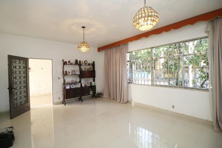 Casa à venda com 270m², 5 quartos e 6 vagasSala