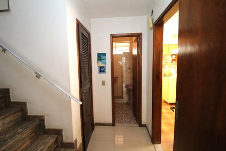 Casa à venda com 270m², 5 quartos e 6 vagasSala - escada 2ºpiso