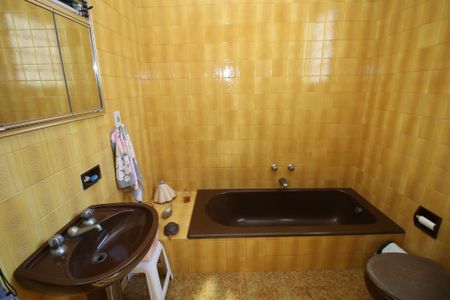 Casa à venda com 270m², 5 quartos e 6 vagasBanheiro da Suíte 1