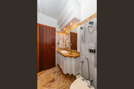 Casa à venda com 436m², 4 quartos e 4 vagasBanheiro Social 1