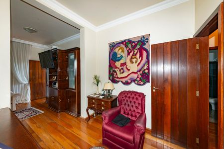 Casa à venda com 436m², 4 quartos e 4 vagasSuíte