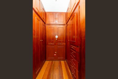 Casa à venda com 436m², 4 quartos e 4 vagasCloset da suíte