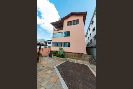 Casa à venda com 436m², 4 quartos e 4 vagasQuintal
