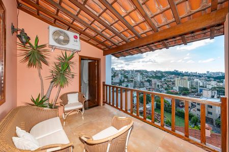 Casa à venda com 436m², 4 quartos e 4 vagasVaranda da Suíte