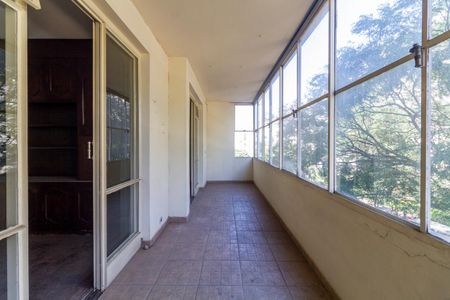 Apartamento à venda com 250m², 3 quartos e 2 vagas Apartamento à venda com 250m², 3 quartos e 2 vagasVaranda