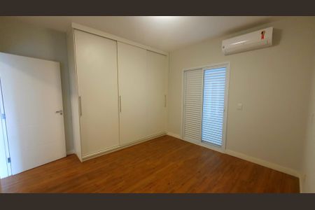 Casa de condomínio para alugar com 252m², 4 quartos e 6 vagas Casa de condomínio para alugar com 252m², 4 quartos e 6 vagasSuíte 4