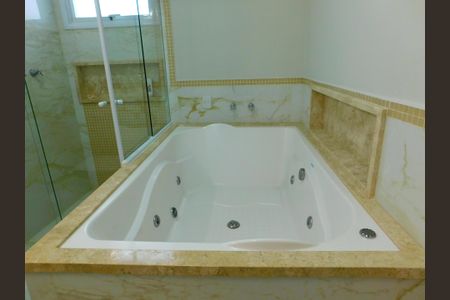 Casa de condomínio para alugar com 252m², 4 quartos e 6 vagasBanheiro 5 Master