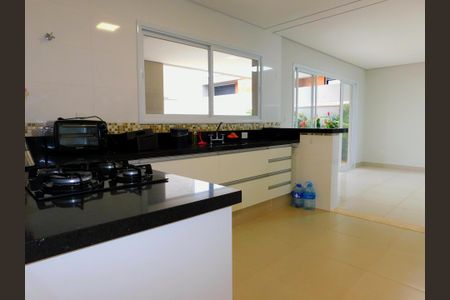 Casa de condomínio para alugar com 252m², 4 quartos e 6 vagasCozinha