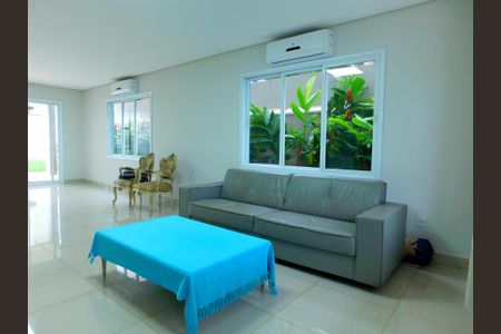 Casa de condomínio para alugar com 252m², 4 quartos e 6 vagasSala